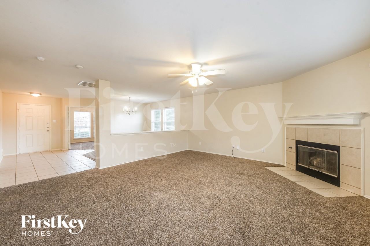 414 Hackberry Dr - Photo 3 of 15