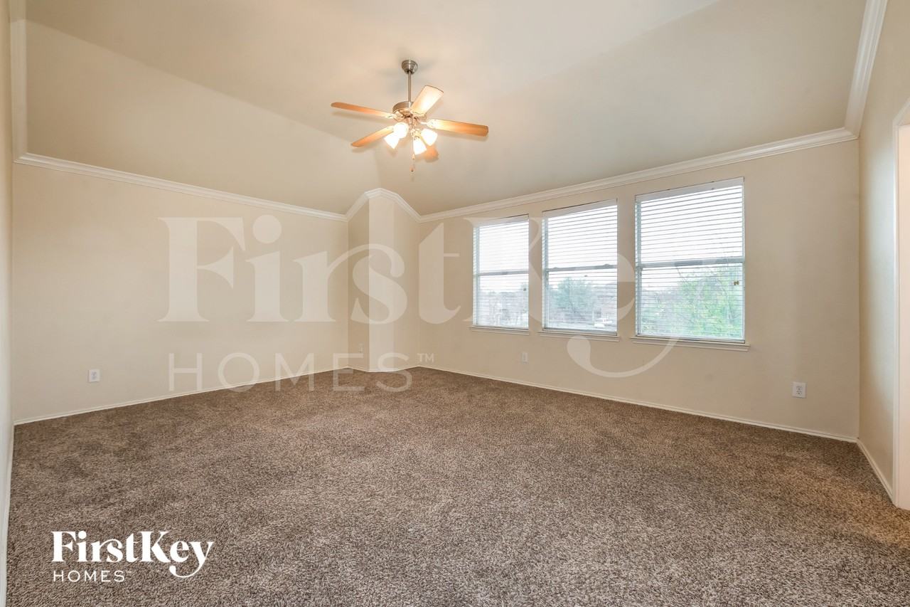 414 Hackberry Dr - Photo 4 of 15