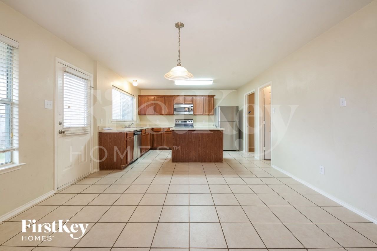 414 Hackberry Dr - Photo 6 of 15