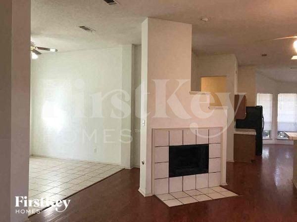 403 Jennifer Ln - Photo 2 of 10