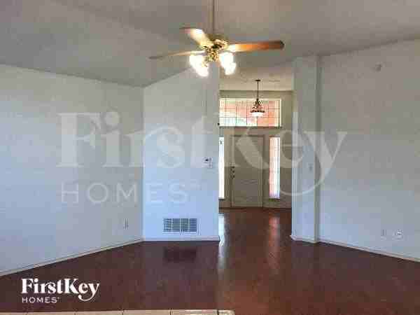 403 Jennifer Ln - Photo 3 of 10