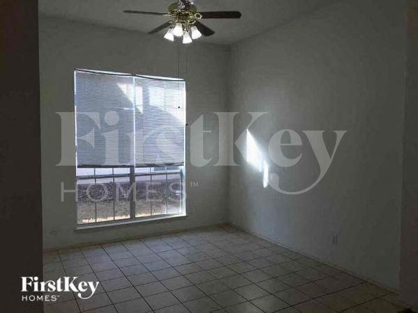 403 Jennifer Ln - Photo 4 of 10