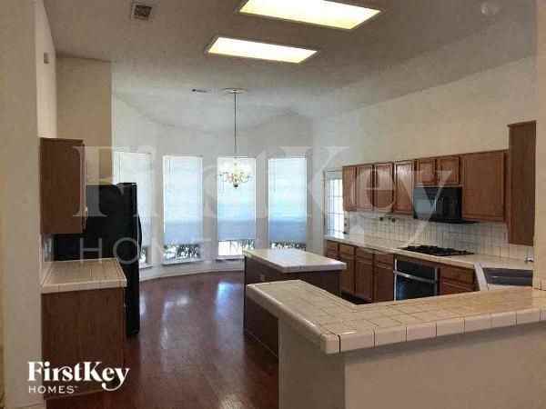 403 Jennifer Ln - Photo 5 of 10