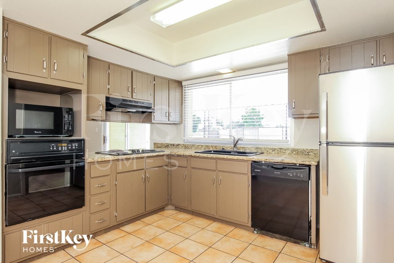 3301 W Mountain View Rd - Photo 7 of 18