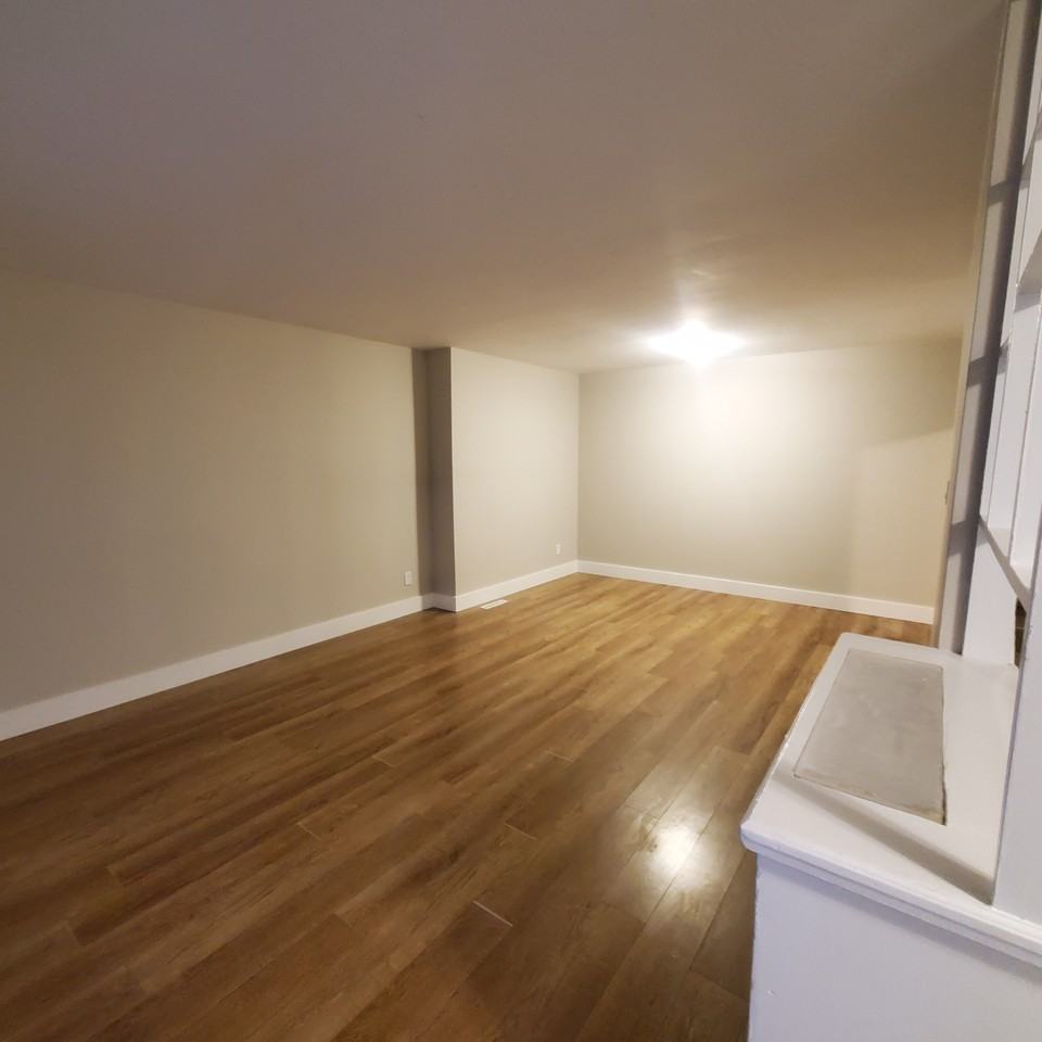 12804 91 St NW Edmonton, AB - Photo 4 of 27