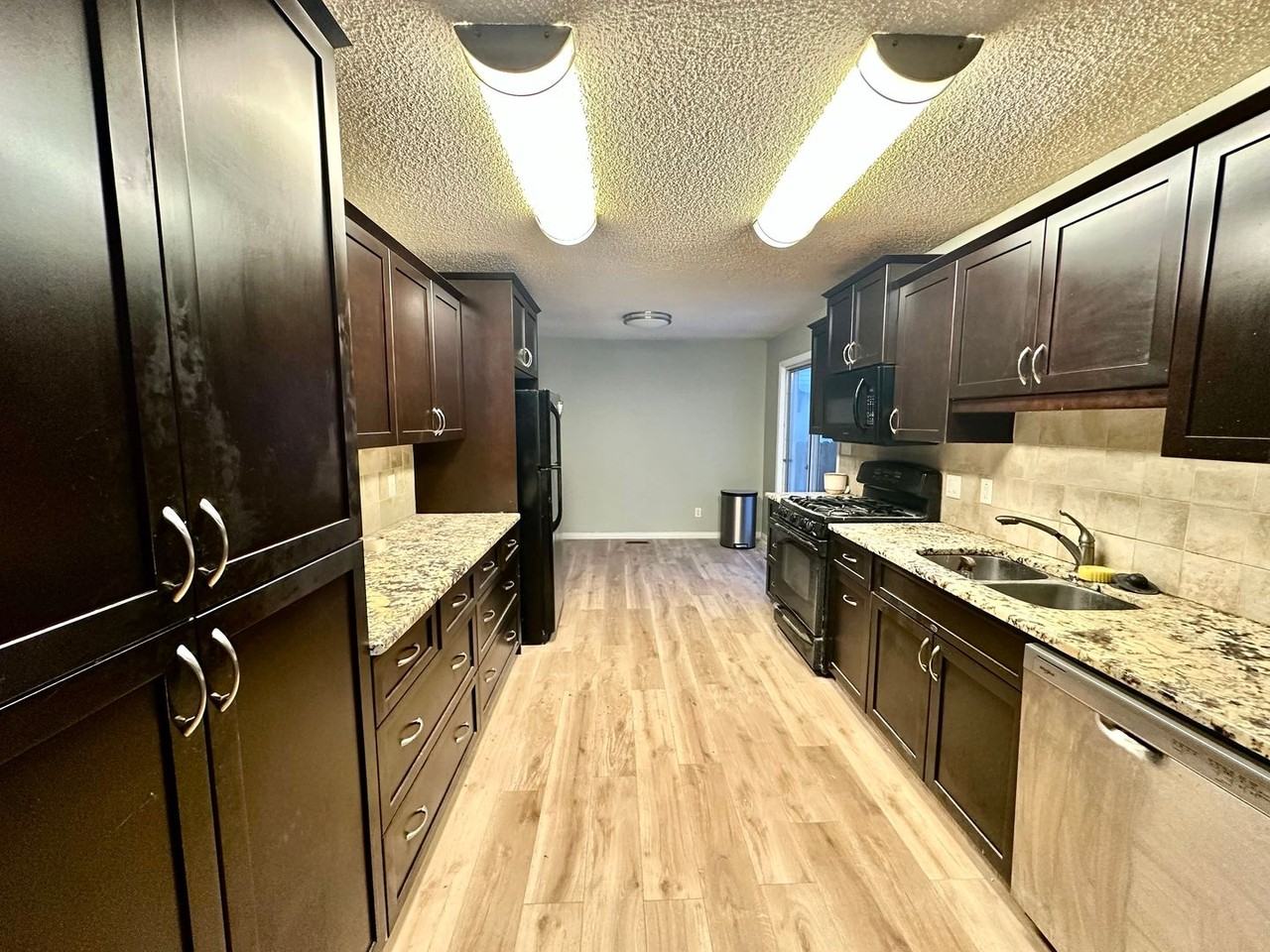 10423 40 Avenue NW - Photo 4 of 16