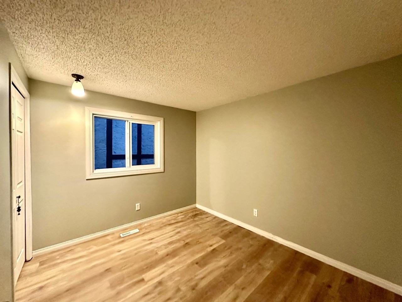 10423 40 Avenue NW - Photo 7 of 16