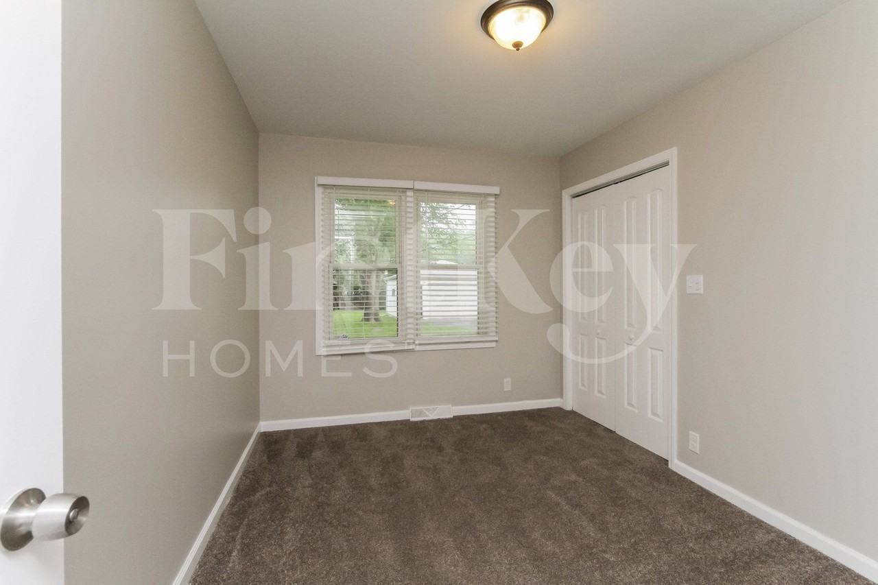 21939 Millard Ave - Photo 7 of 15