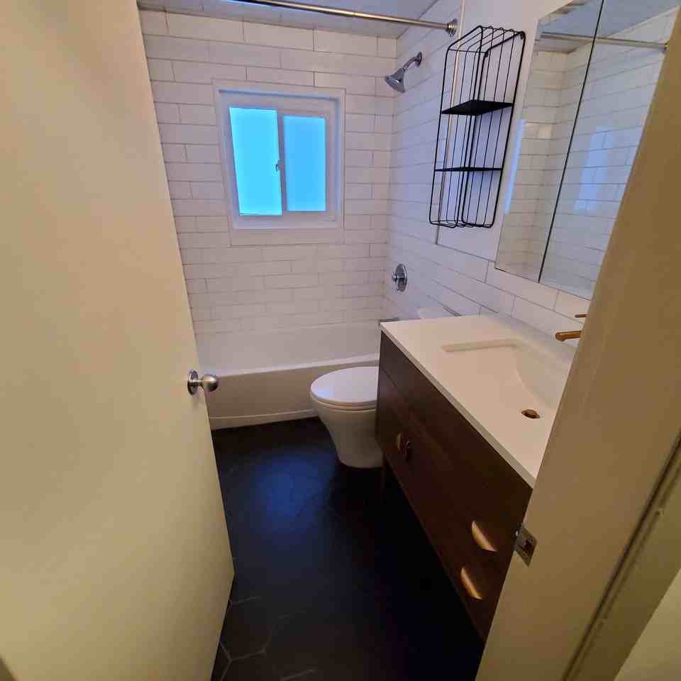 4907 114B St NW Edmonton, AB - Photo 6 of 44