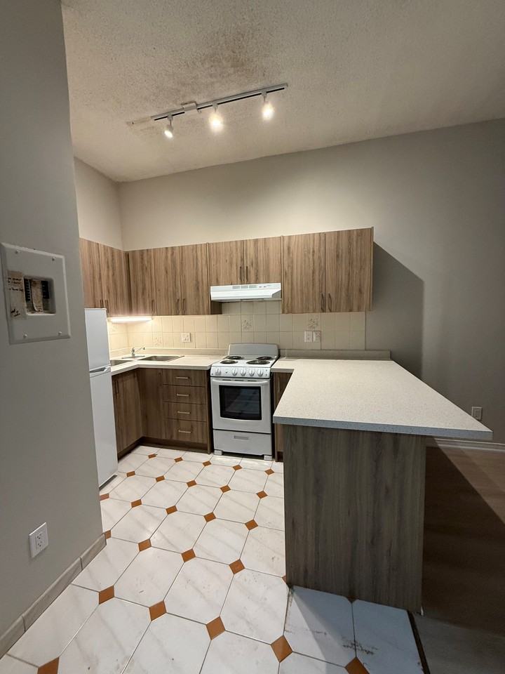 1-123 Wyndham St N - Photo 3 of 7