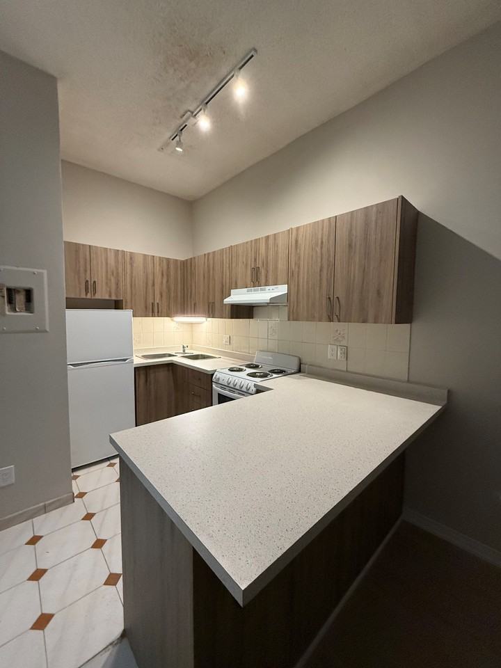 1-123 Wyndham St N - Photo 4 of 7