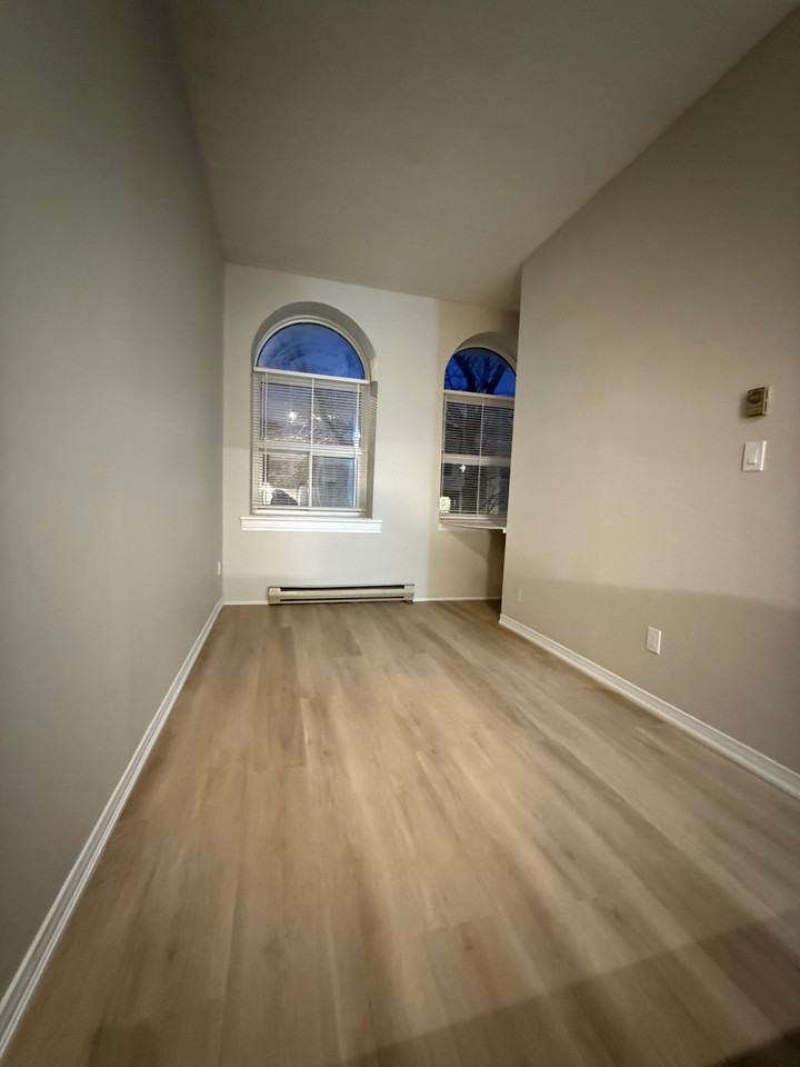 1-123 Wyndham St N - Photo 5 of 7