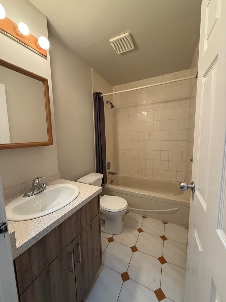 1-123 Wyndham St N - Photo 7 of 7