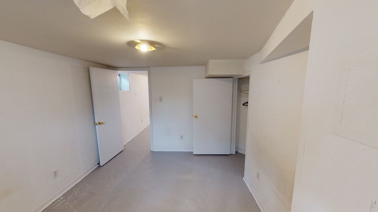 BATHURST ST & QUEEN ST W - Photo 4 of 14