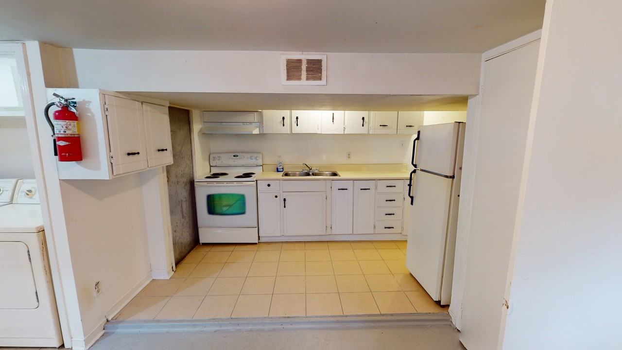 BATHURST ST & QUEEN ST W - Photo 6 of 14