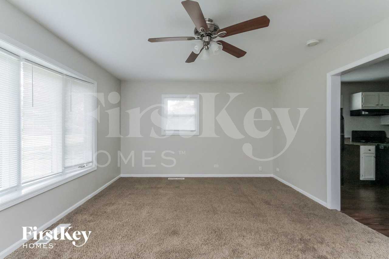 164 Blackhawk Dr - Photo 3 of 15