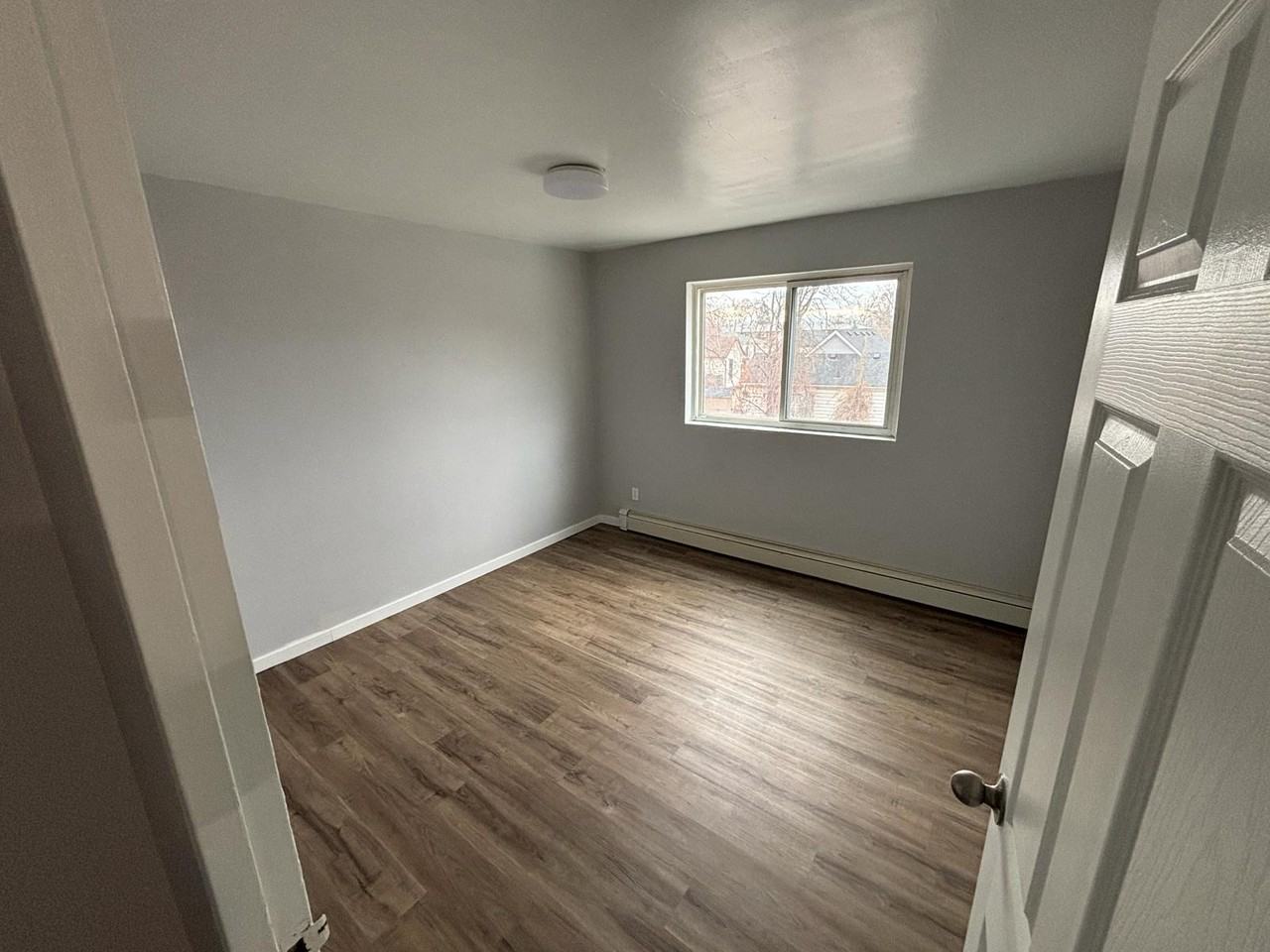 266 Christina St S - Photo 7 of 8