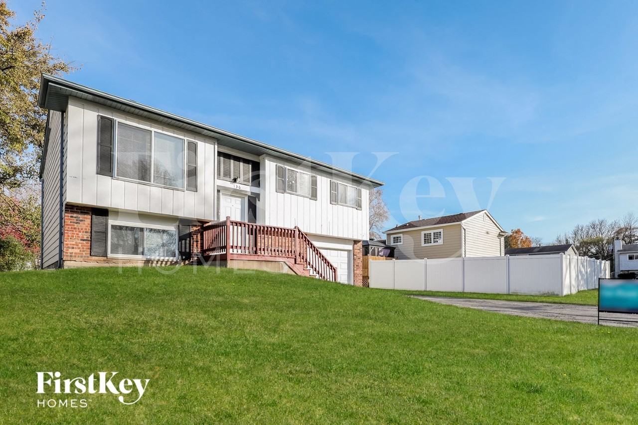 136 Pacific Dr - Photo 2 of 15