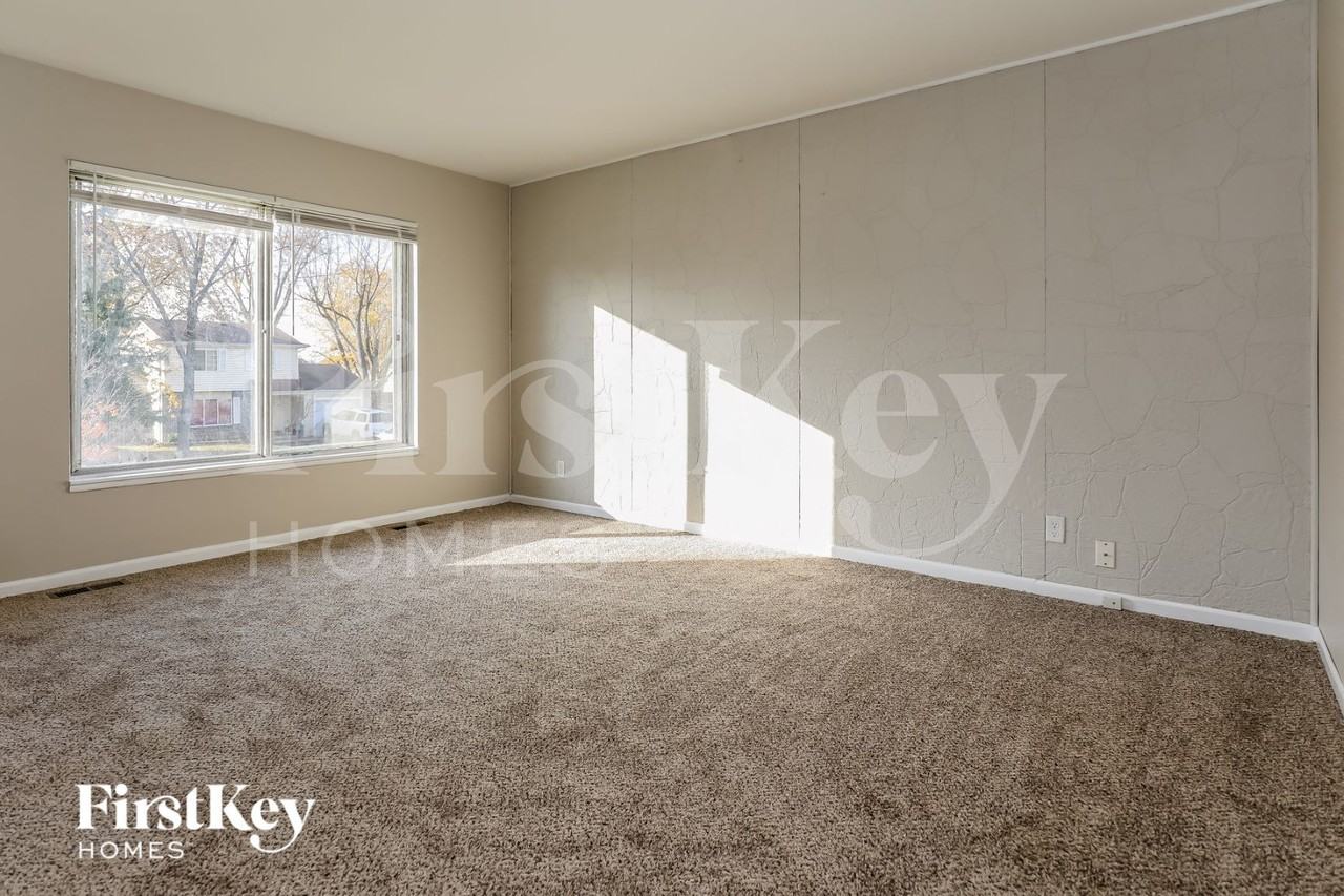 136 Pacific Dr - Photo 3 of 15