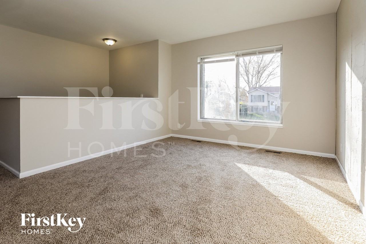 136 Pacific Dr - Photo 4 of 15