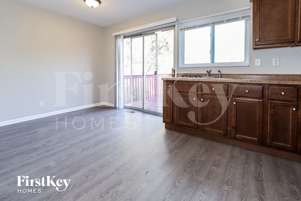 136 Pacific Dr - Photo 5 of 15