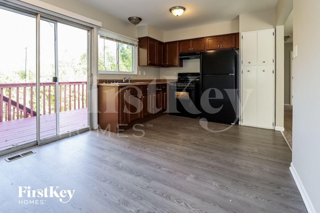 136 Pacific Dr - Photo 6 of 15