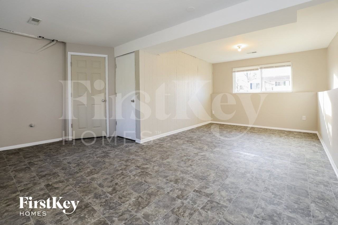 136 Pacific Dr - Photo 7 of 15