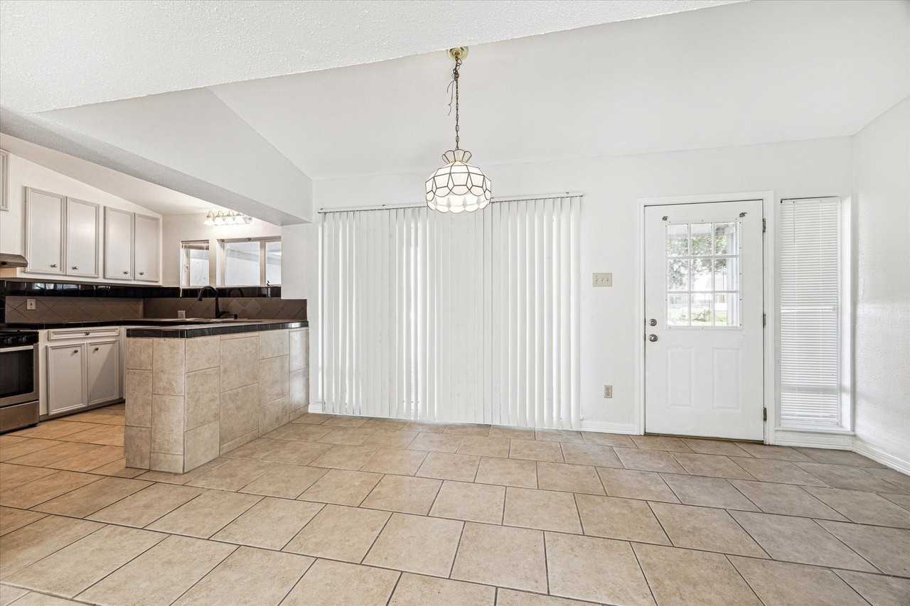 5125 Maple St - Photo 2 of 14