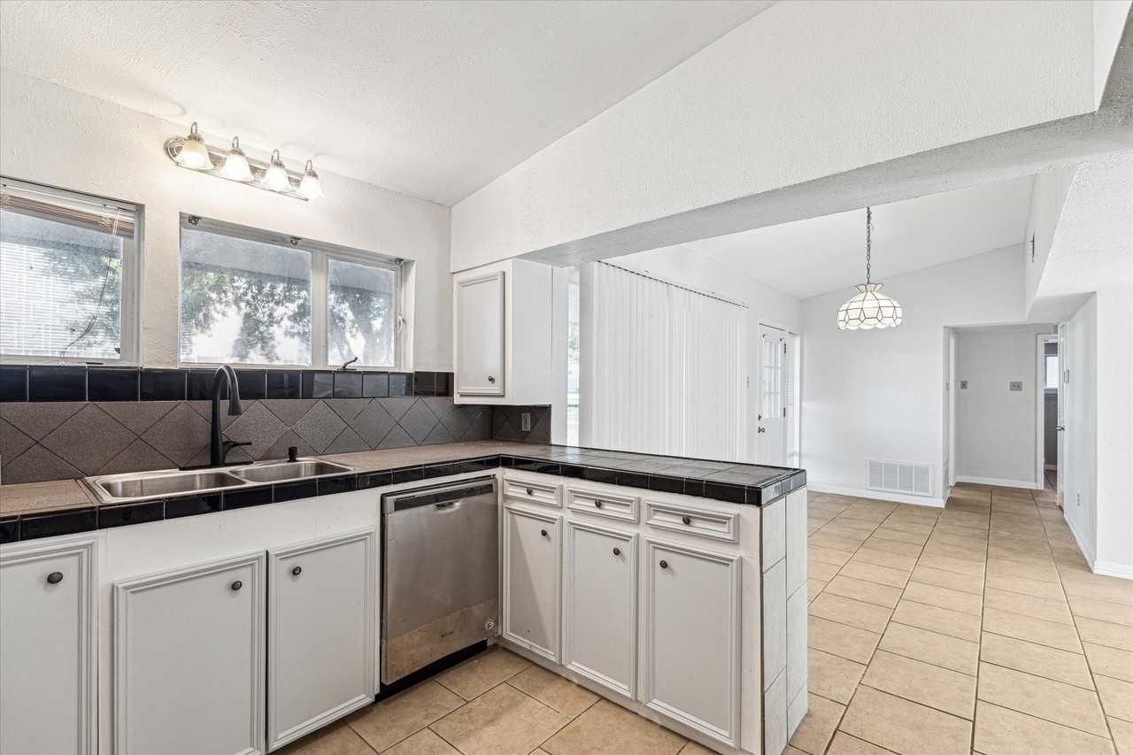 5125 Maple St - Photo 5 of 14
