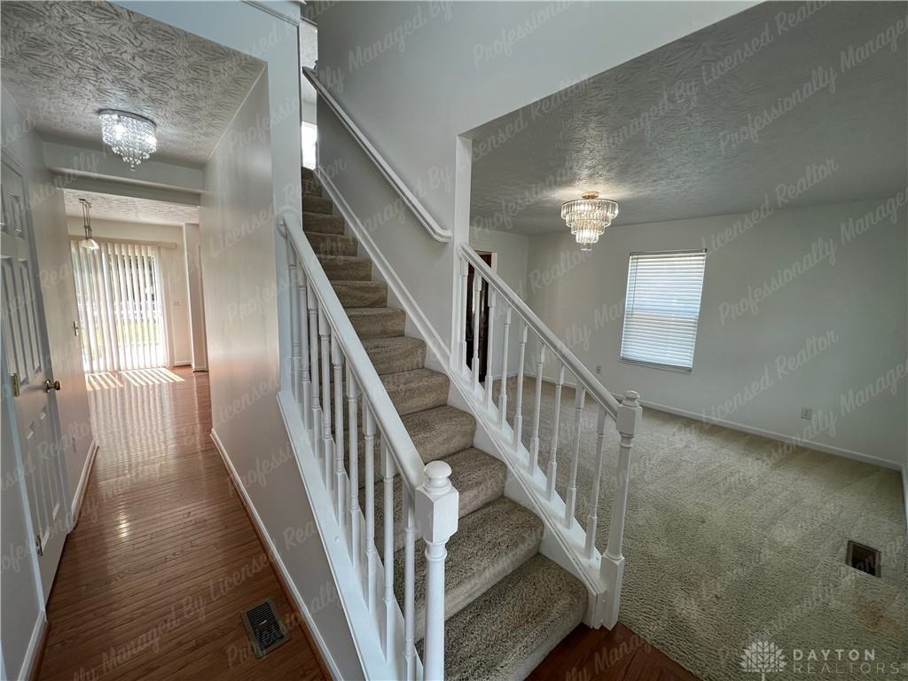 390 Chapelgate Dr - Photo 4 of 39