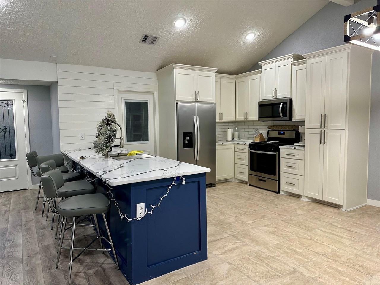 7114 Goldendale Ct - Photo 7 of 23