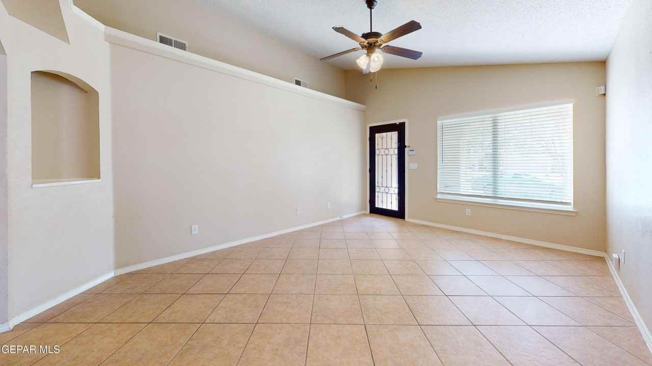 1819 Shreya St - Photo 5 of 41