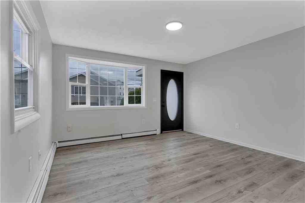 105 Roosevelt St - Photo 4 of 23