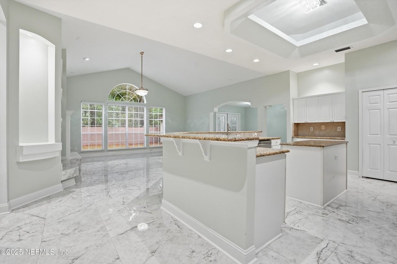 2810 Sweetholly Dr - Photo 7 of 28