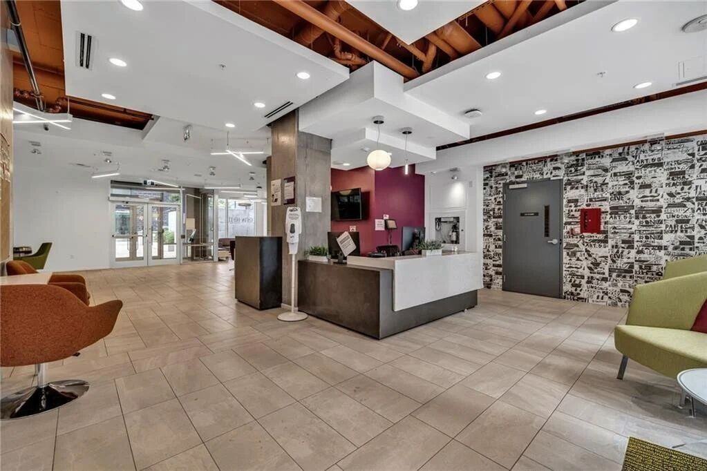 105 Champagne Ave S - Photo 5 of 50