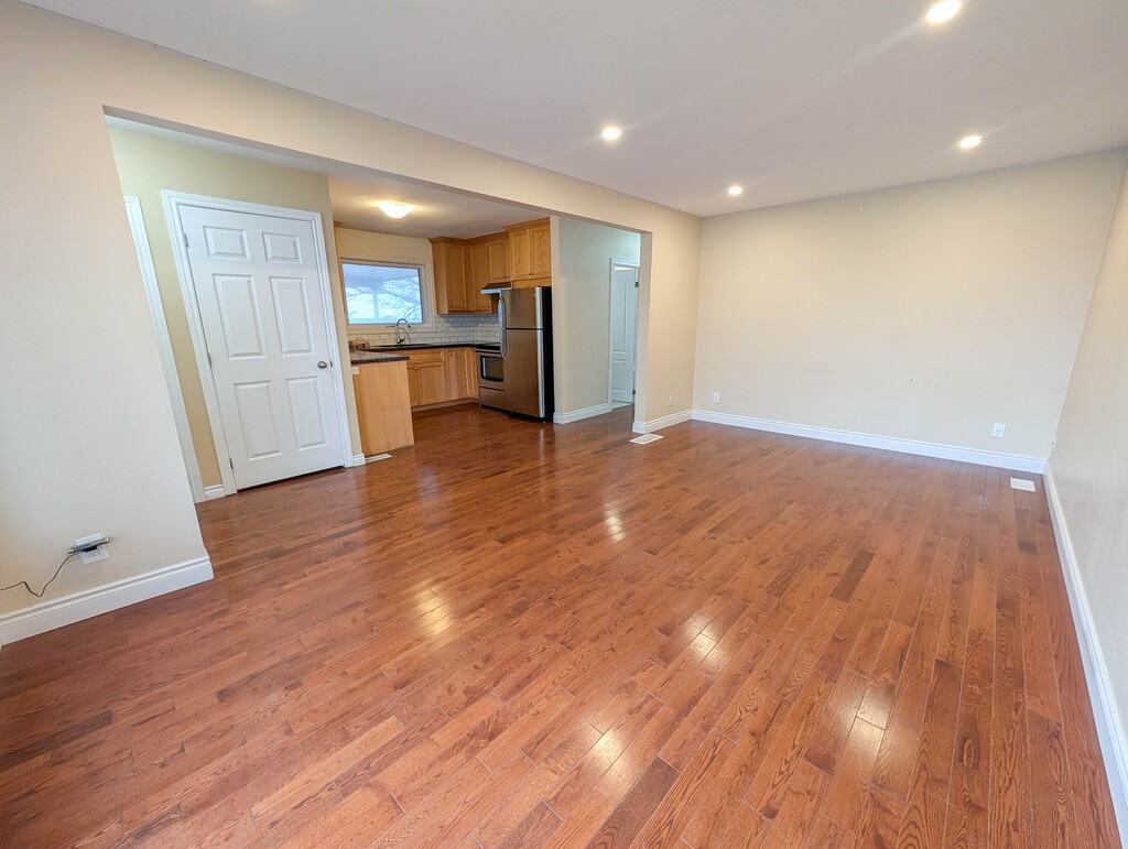 45 Mohawk Rd E - Photo 3 of 31