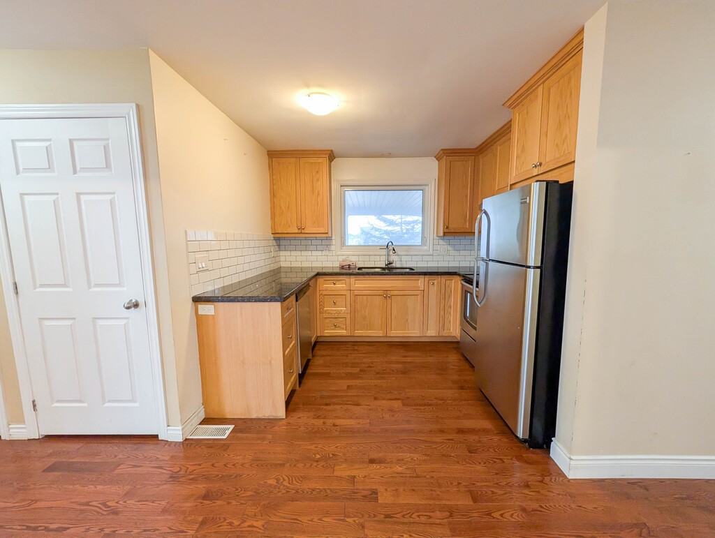 45 Mohawk Rd E - Photo 5 of 31