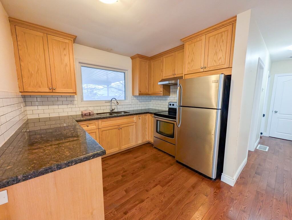 45 Mohawk Rd E - Photo 6 of 31