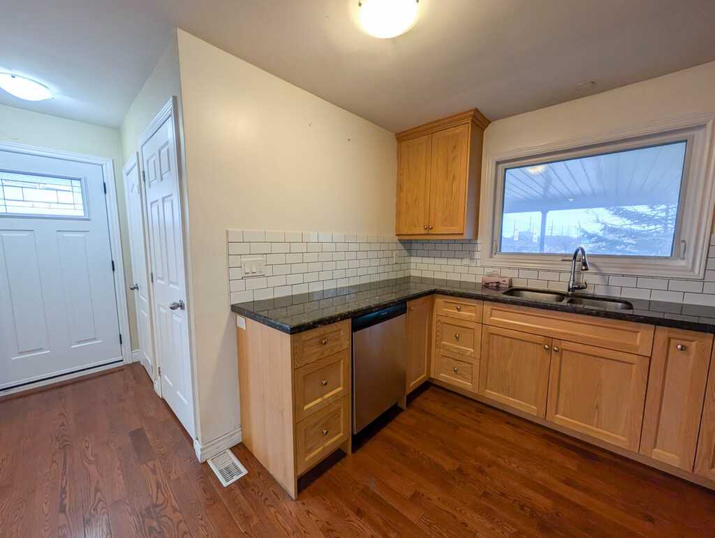 45 Mohawk Rd E - Photo 7 of 31