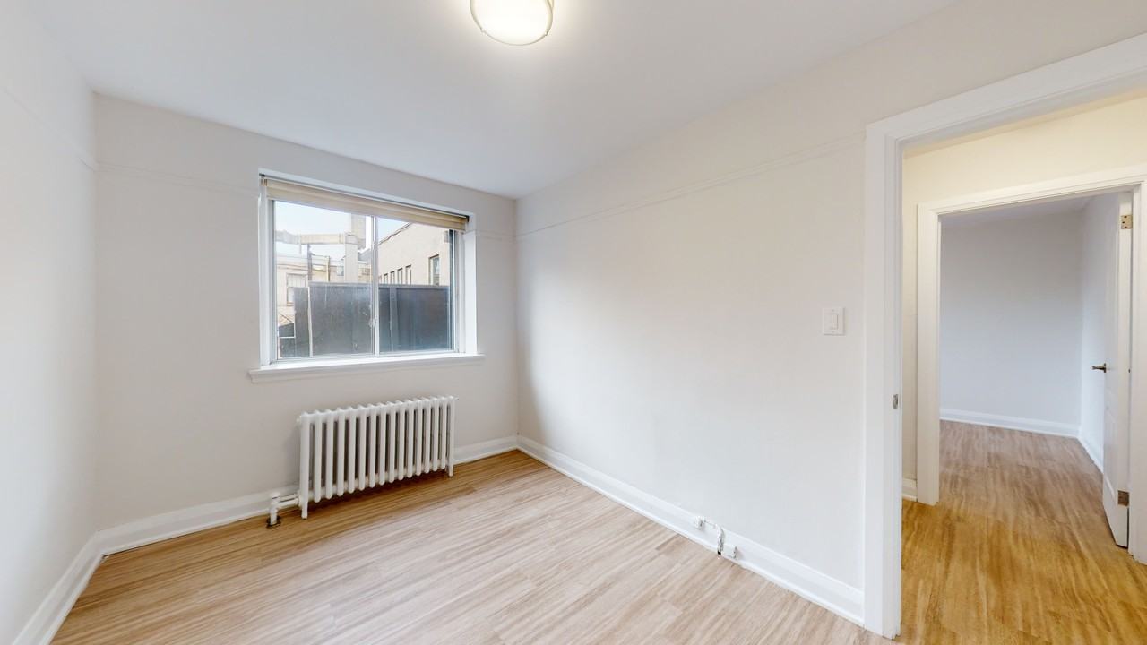 320 Lonsdale Rd - Photo 3 of 14