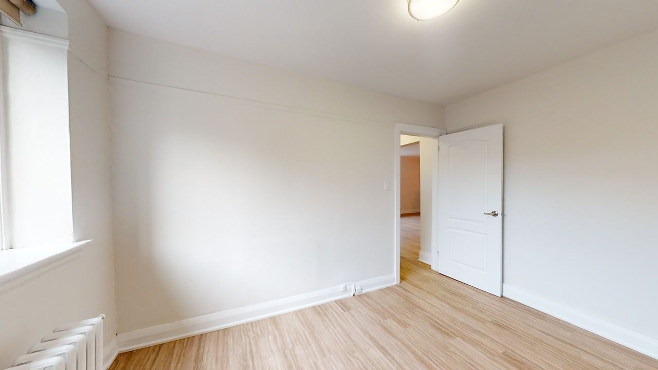 320 Lonsdale Rd - Photo 4 of 14