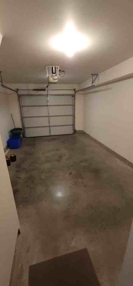 8473 163 St - Photo 6 of 36