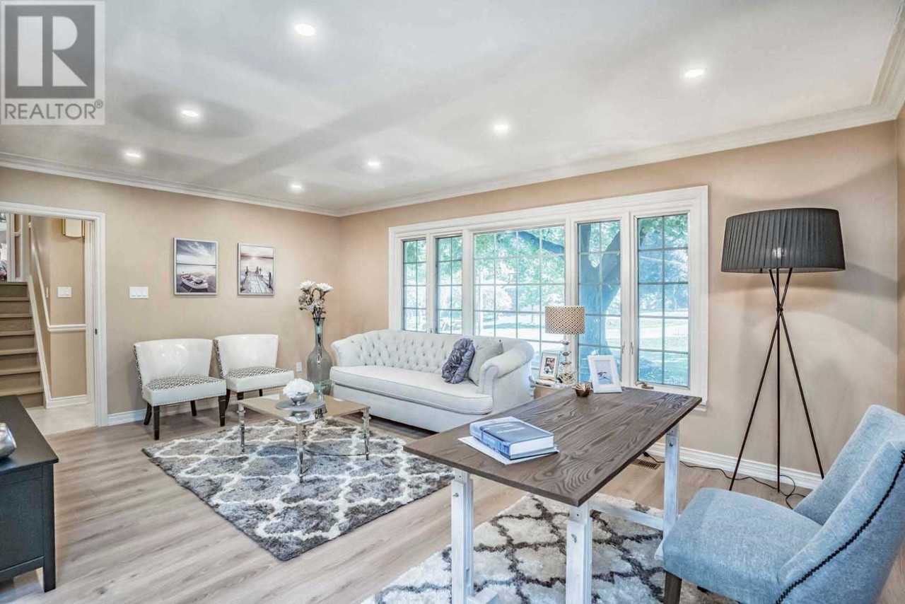 14 Strathroy Cres - Photo 3 of 50