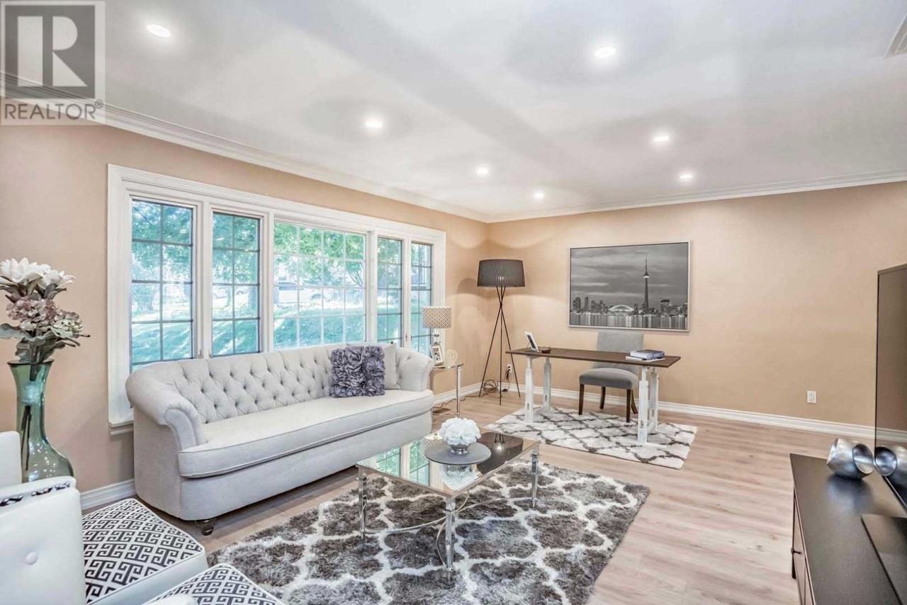 14 Strathroy Cres - Photo 4 of 50