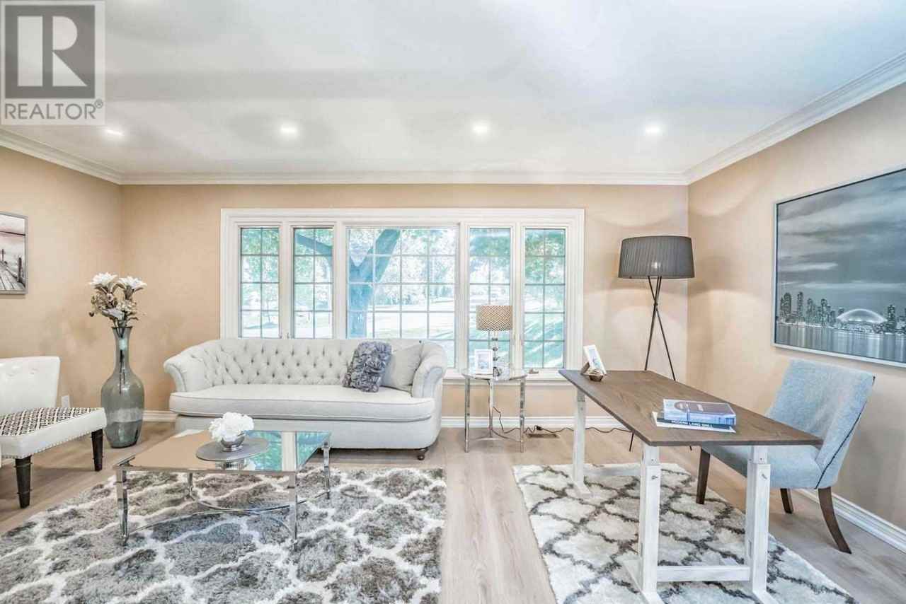 14 Strathroy Cres - Photo 5 of 50