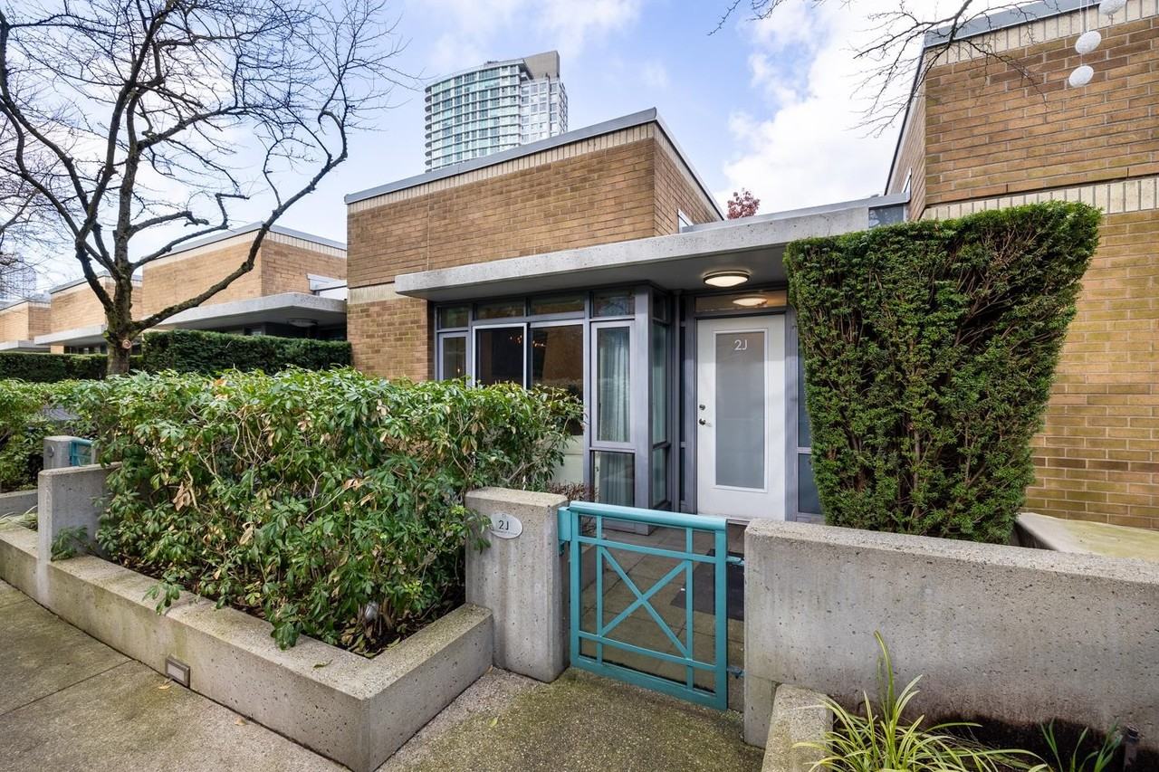 1033 Marinaside Cres #2J - Photo 3 of 50