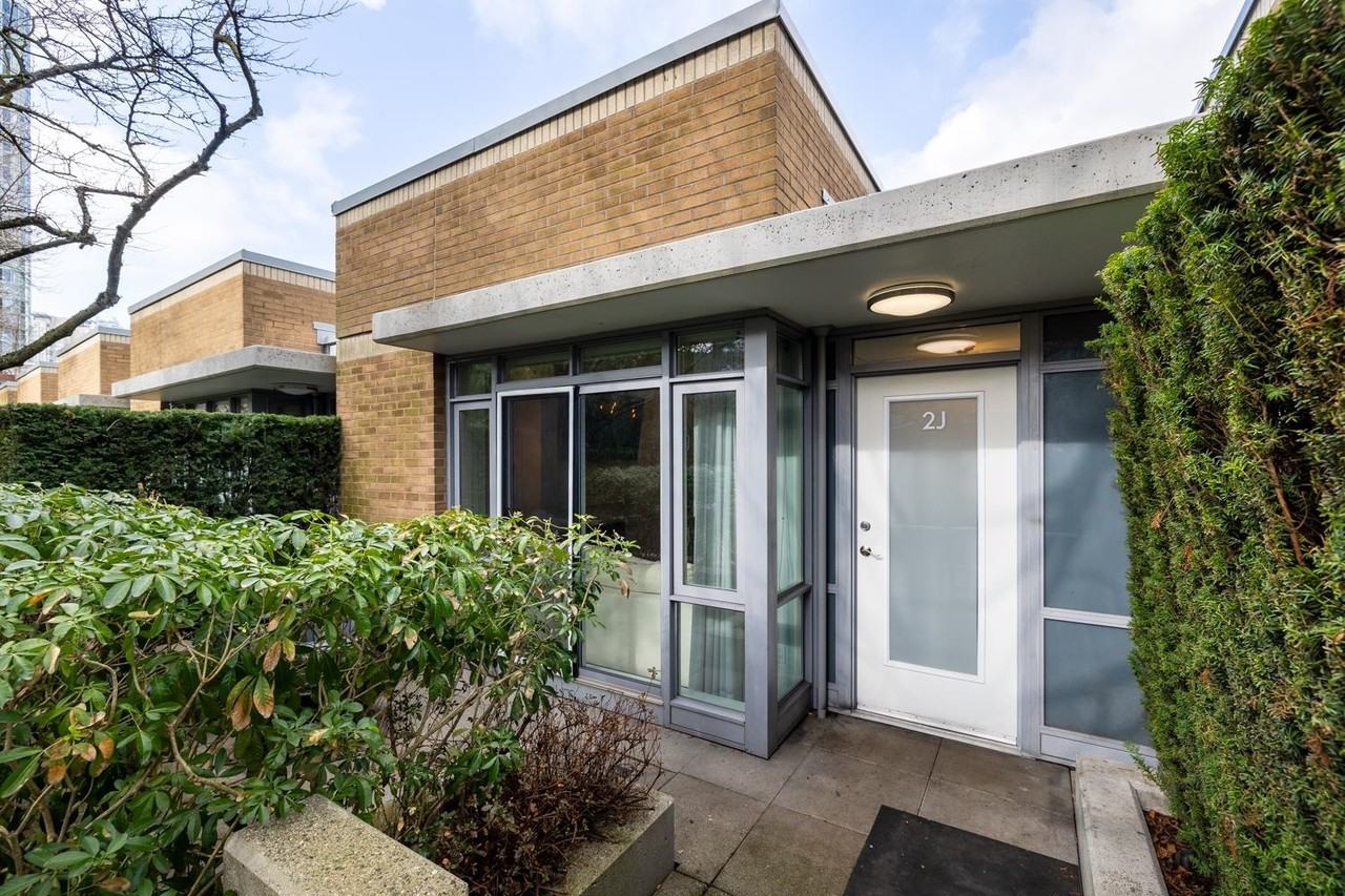 1033 Marinaside Cres #2J - Photo 4 of 50