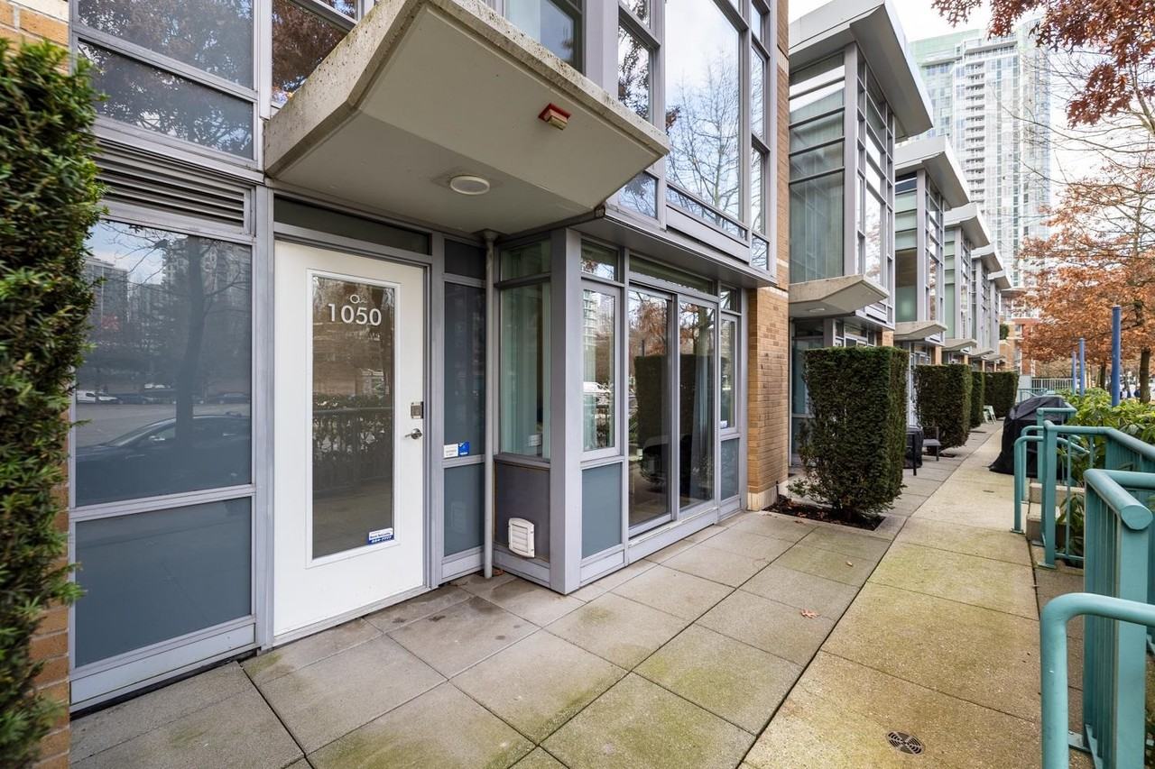 1033 Marinaside Cres #2J - Photo 6 of 50