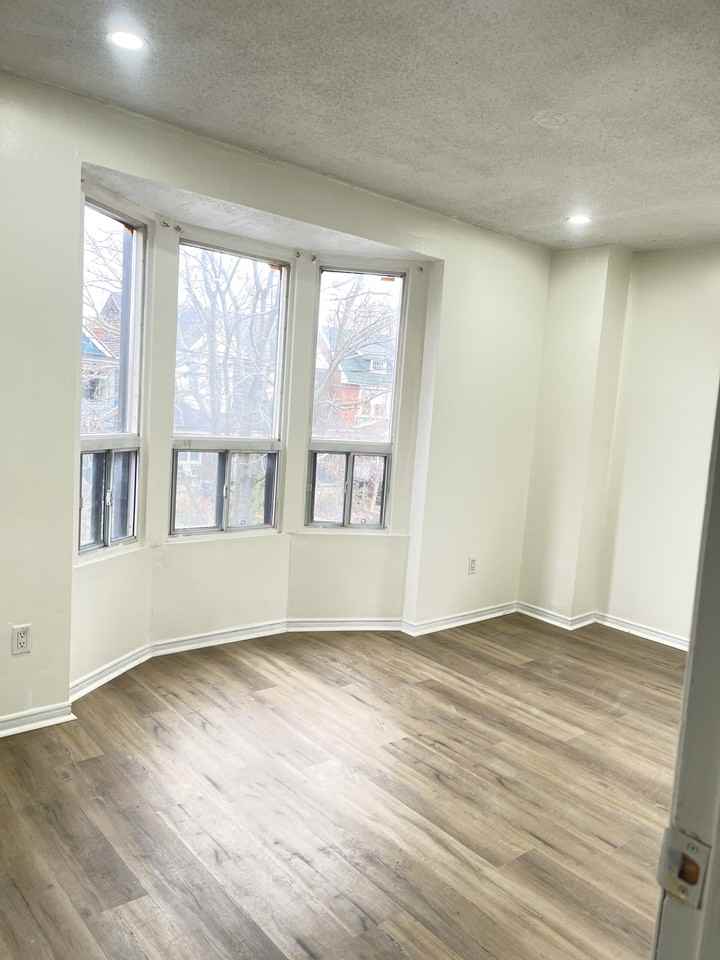 700 Brock Ave - Photo 5 of 10