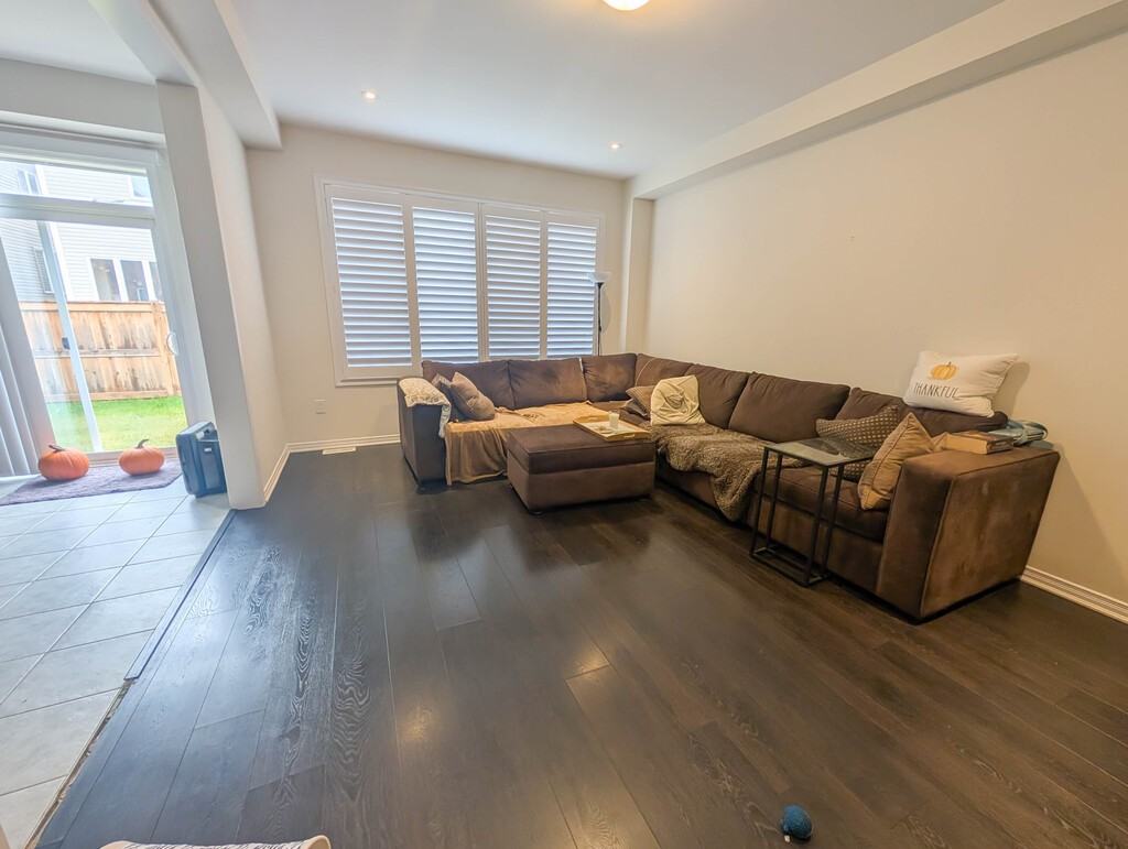12 Fleming Cres - Photo 3 of 38